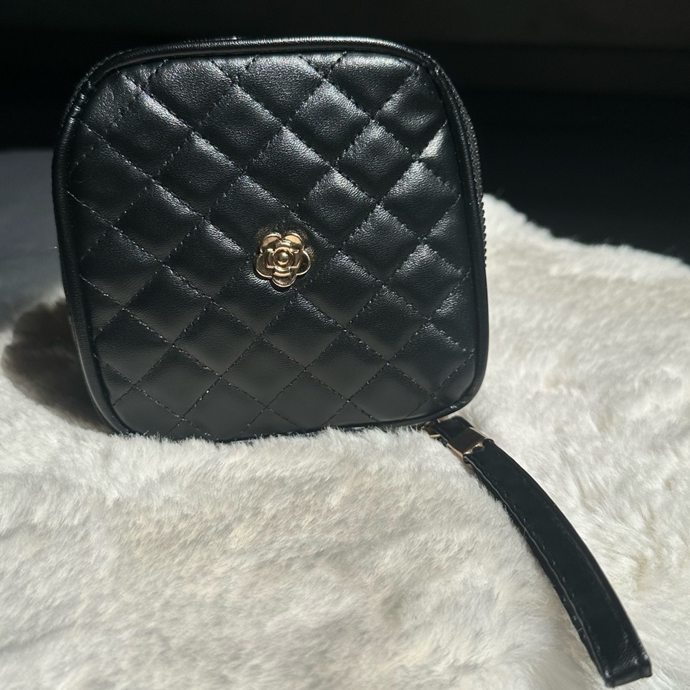 Elegant 2 Piece Black Quilted Women's Bag Set - Picture 3 of 13